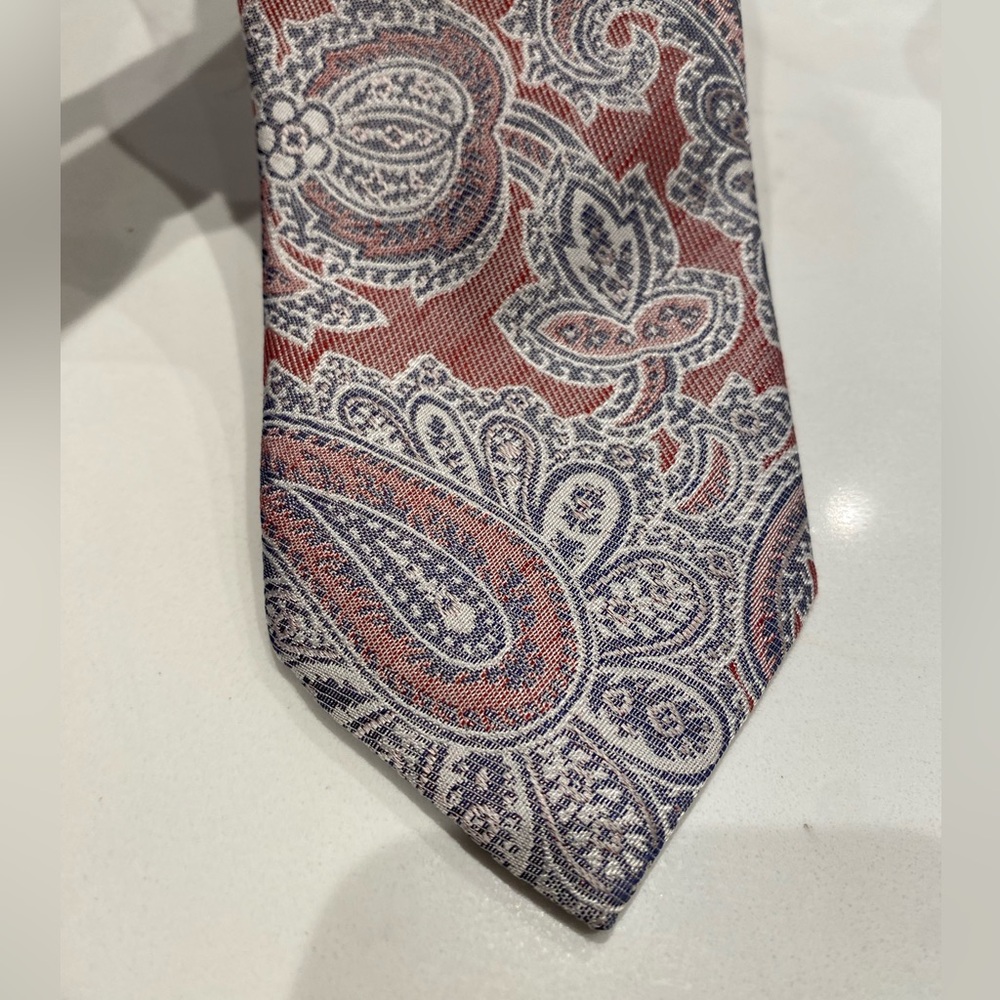 Grey, white and dark pink paisley Italian silk and linen tie